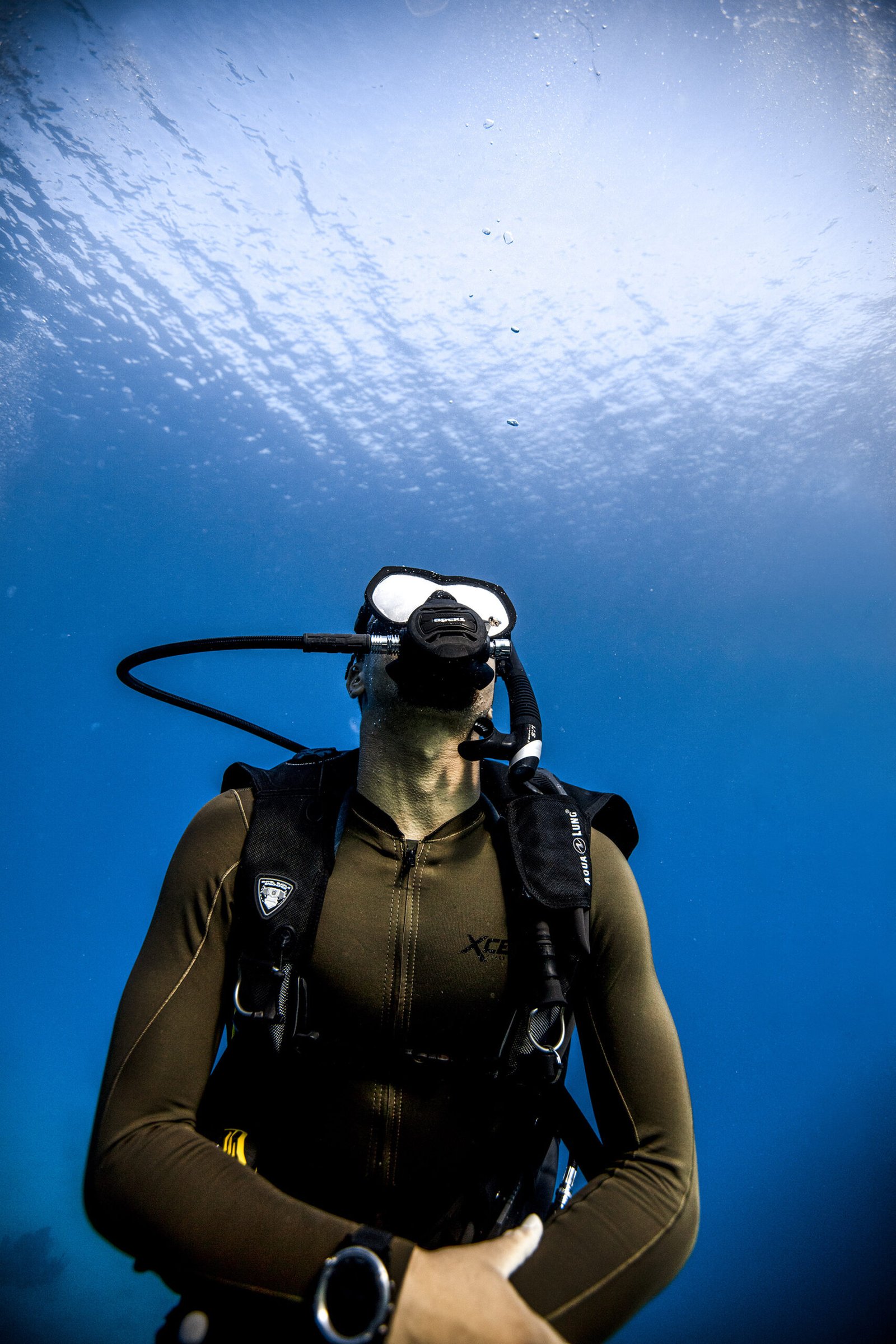 DYVUM Divemaster candidate assisting with a student diver briefing