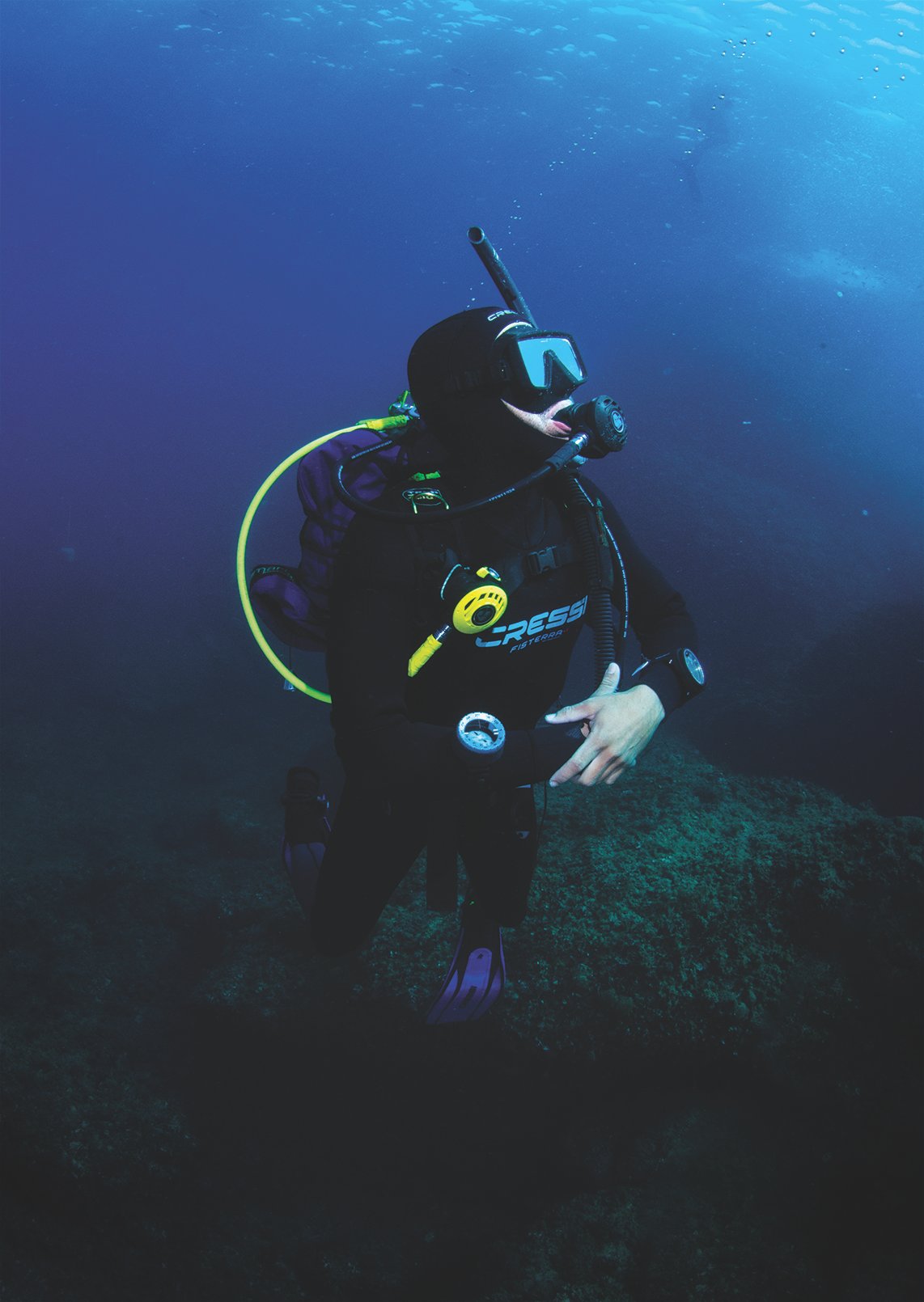 DYVUM Master Scuba Diver Package 2 diver in sidemount configuration filming marine life