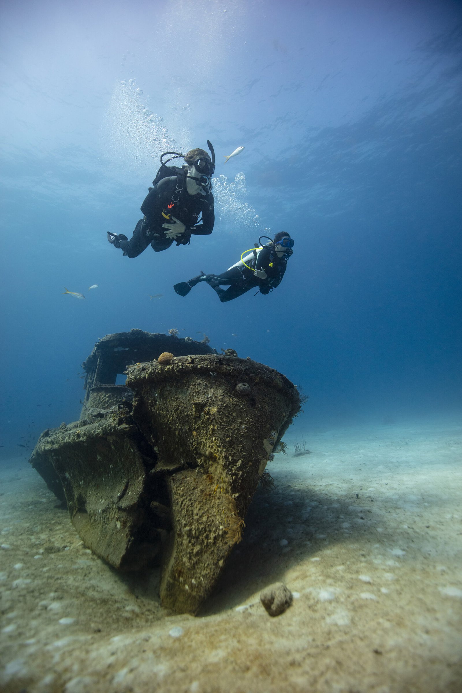 DYVUM Master Scuba Diver Package 1 divers exploring a wreck dive site