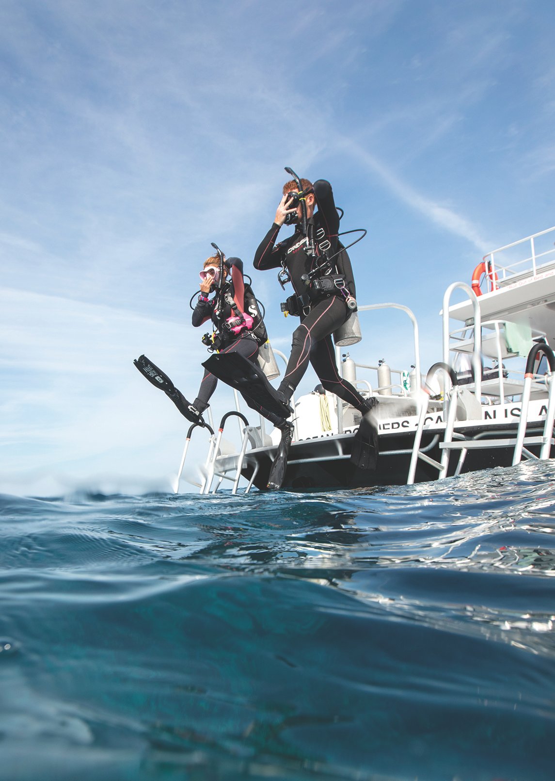 DYVUM ReActivate divers jumping in from the boat for a refresher dive
