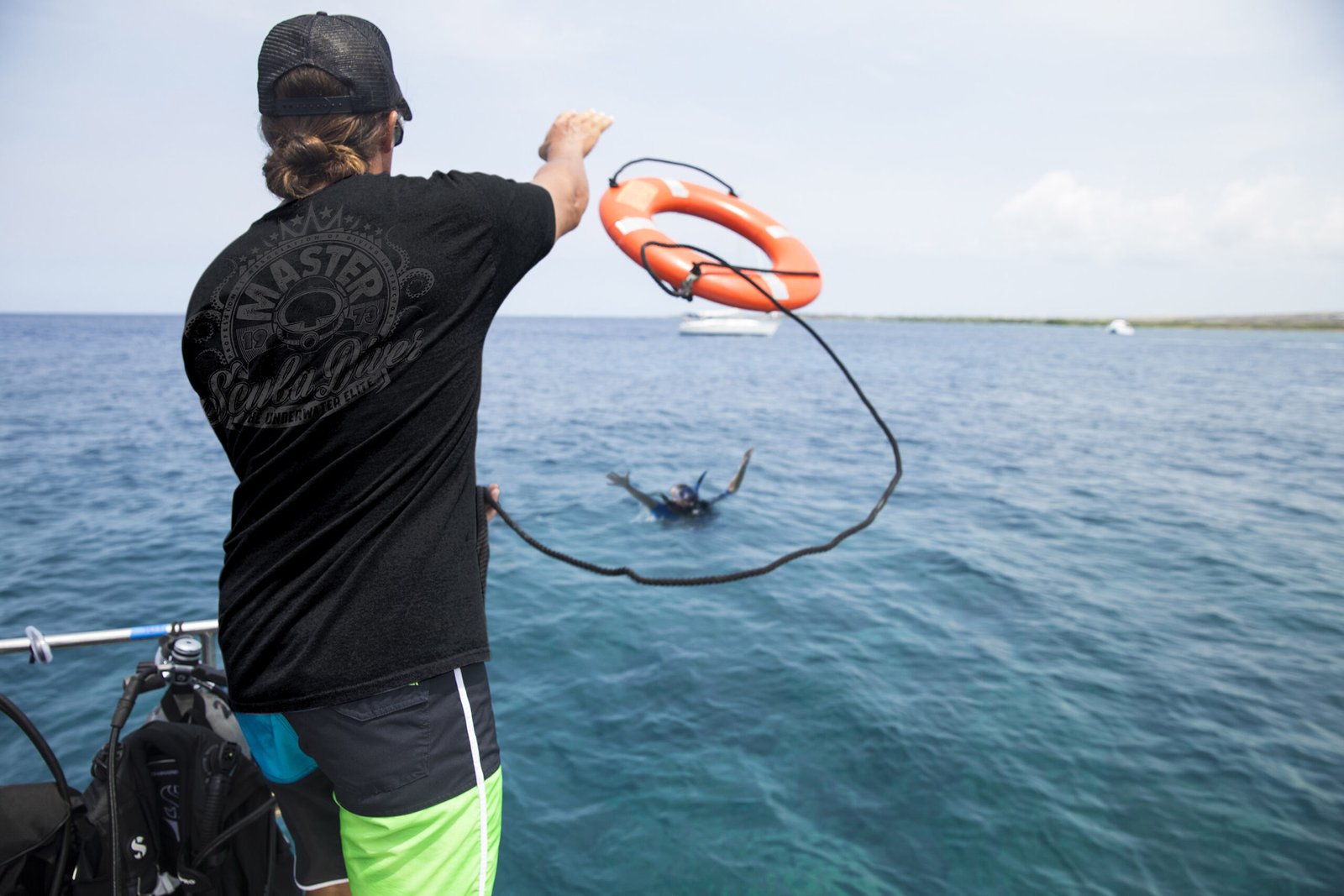 DYVUM Rescue Diver instructor practising a surface rescue throw during training