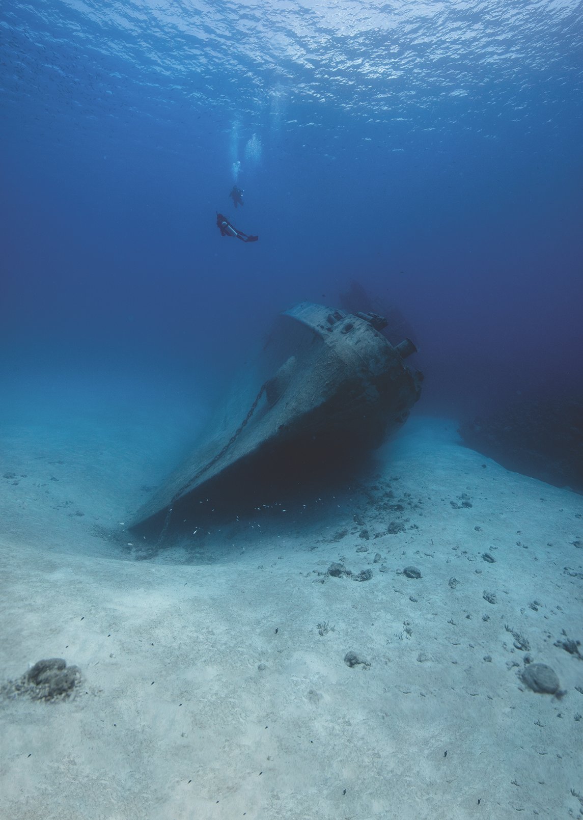 DYVUM Wreck Diver divers descending toward a sunken wreck